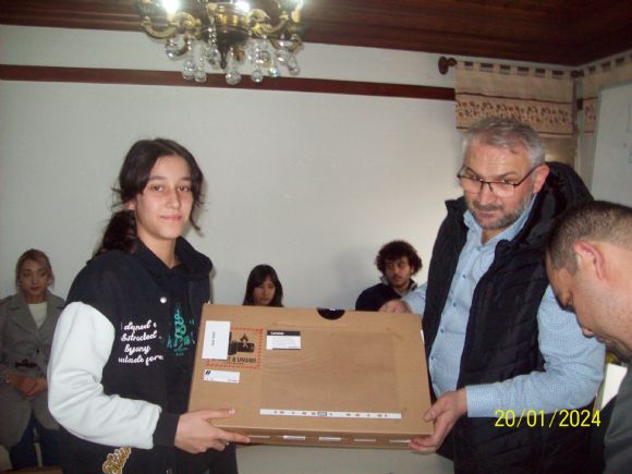 Bursiyer Kardeşlerimize Laptop Dağıtım Projesi