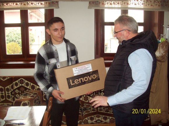 Bursiyer Kardeşlerimize Laptop Dağıtım Projesi